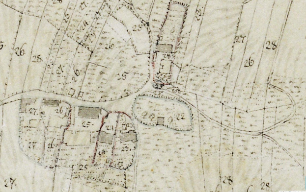 Ein altes Stadtplanbild mit zahlreichen Gebäuden, Straßen und Text, das eine geplante Entwicklung am unteren Rand anzeigt.