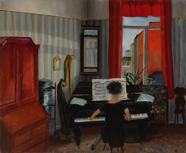Eine Frau sitzt an einem Piano in einem Raum und spielt mit ihren Händen und geschlossenen Augen, umgeben von einem Schrank, Büchern, einem Spiegel, einem Rahmen, einer Pflanze, einem Fenster mit Vorhang und anderen Gegenständen.