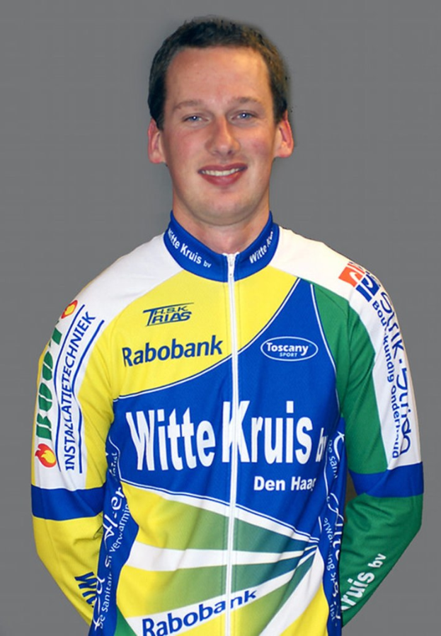 Ein Sportler posiert für ein Foto mit Namen von Sponsorenfirmen auf seinem Hemd.
