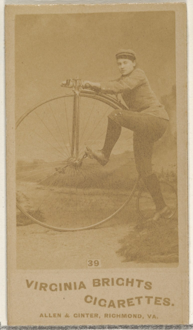 Schwarz-weißes Foto eines Mannes, der ein Fahrrad fährt, einen Helm trägt und ein langärmliges Hemd mit entschlossener Miene trägt, mit dem Text "Virginia Brights Cigarettes" unten.
