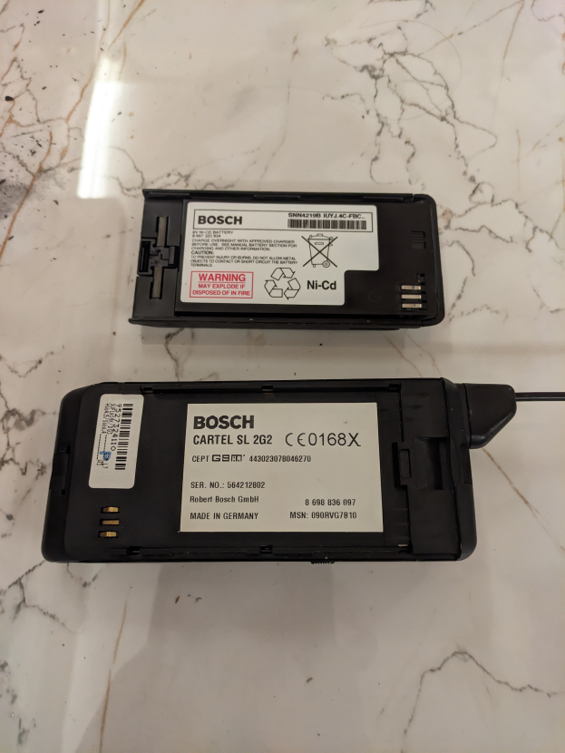 Zwei schwarze Bosch-Batterien mit dem Bosch-Logo und dem Wort "Bosch" in fetter Schrift auf einer weißen Marmorplatte.