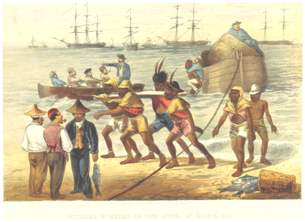 Eine Gruppe von Menschen am Strand mit Booten im Hintergrund, einige tragen Hüte und halten Stöcke, andere sitzen in Booten, mit Fischen und Gegenständen am Boden; Text unten lautet "Fingoes Working in the Surf at Algoa Bay".