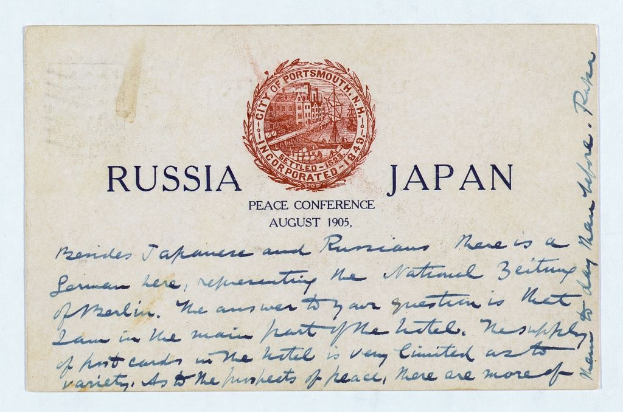 Umschlag mit einer Briefmarke, auf der "Russland und Japan Friedenskonferenz" steht und ein zentrales Logo eines Gebäudes.
