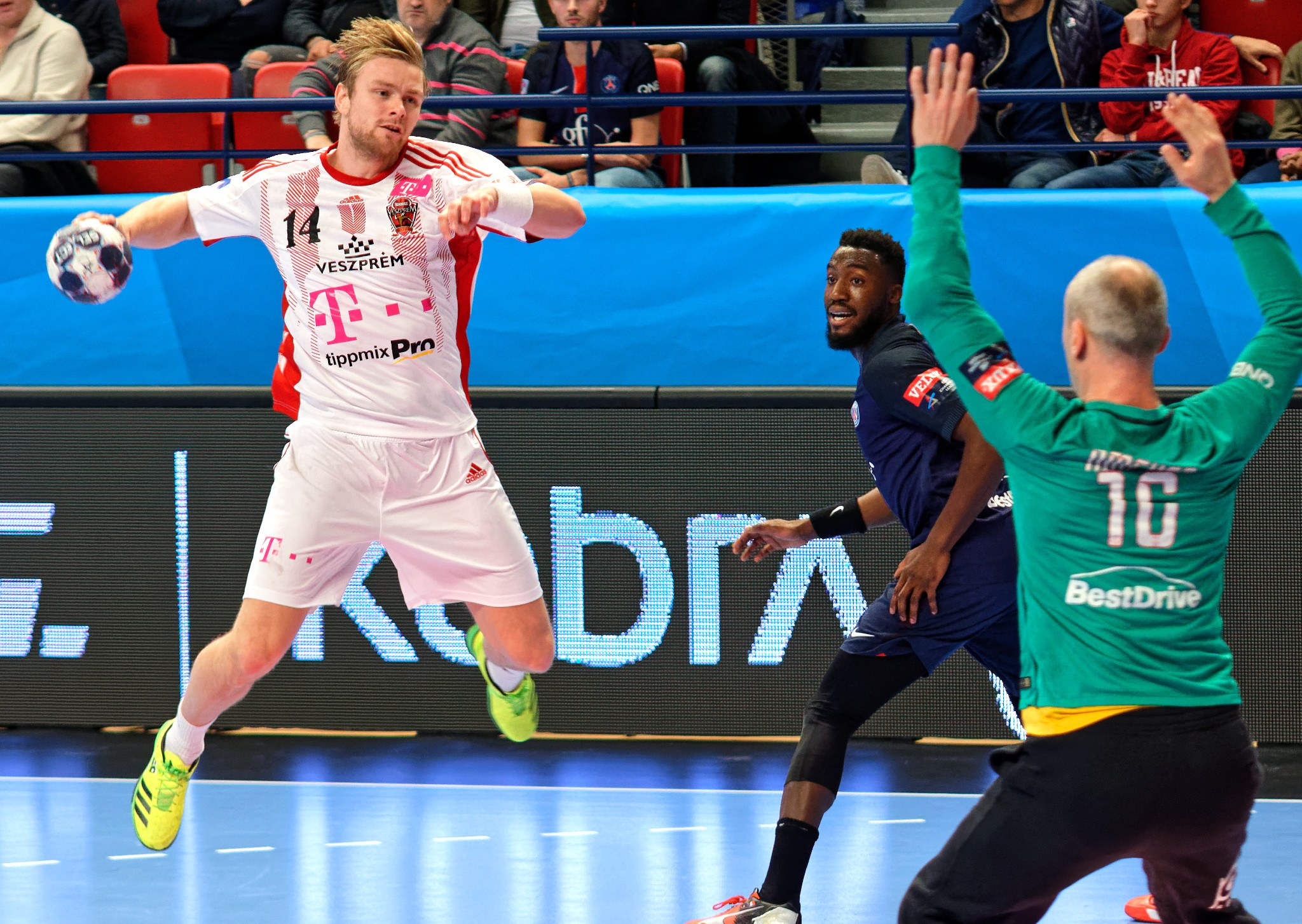 Eine Gruppe von Männern spielt Handball auf einem Court während eines Futsal-Weltmeisterschaftsspiels 2019 zwischen Bayern München und Paris Saint-Germain, mit Zuschauern im Hintergrund.