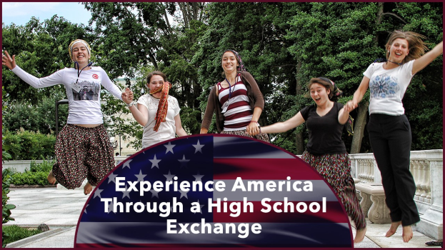 Eine Gruppe von Frauen, die in die Luft springen und lachen, umgeben von Bäumen und Pflanzen unter einem klaren blauen Himmel, mit Text unten: "Erlebe Amerika durch einen High School Austausch."